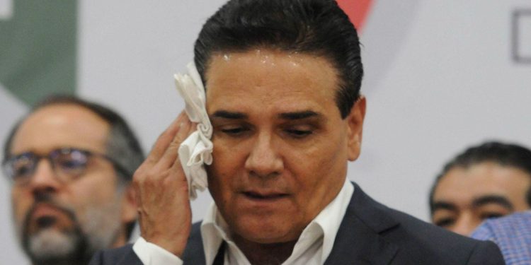 Silvano Aureoles obtiene suspensión provisional que detiene orden de aprehensión en su contra