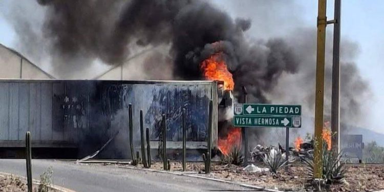 Sheinbaum atribuye narcobloqueos a conflicto entre cárteles