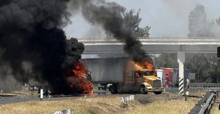 Ola de narcobloqueos sacude los límites entre Michoacán, Guanajuato y Jalisco