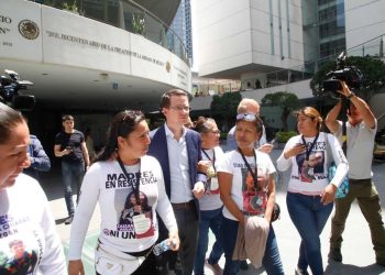 Reciben senadores del PAN y del PRI a madres buscadoras