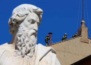 Cónclave: Colocan chimenea para anunciar elección del nuevo Papa