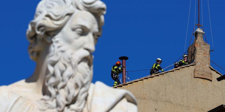 Cónclave: Colocan chimenea para anunciar elección del nuevo Papa