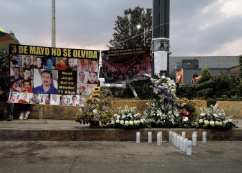 Familiares recuerdan a víctimas de tragedia en la Línea 12 con altar en estación Olivos