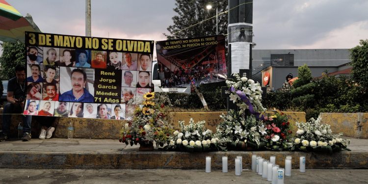 Familiares recuerdan a víctimas de tragedia en la Línea 12 con altar en estación Olivos