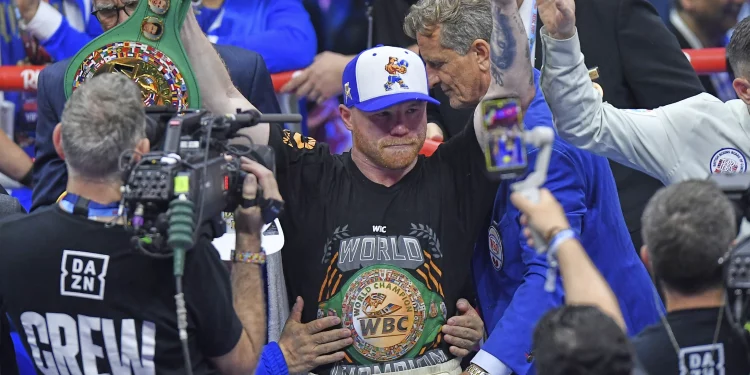 “Canelo” Álvarez vence a Scull para ser campeón indiscutible, fija fecha para Crawford