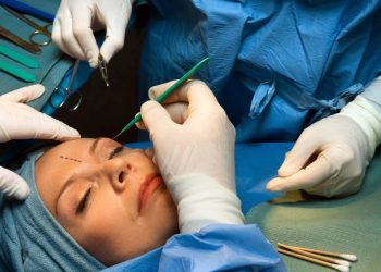 La mitad de las cirugías plásticas en México son realizadas por usurpadores