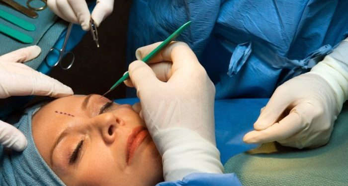 La mitad de las cirugías plásticas en México son realizadas por usurpadores