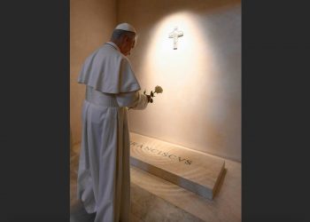León XIV reza ante la tumba de Francisco en un emotivo gesto de cercanía y gratitud