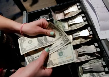 Rechazan senadores impuesto de 5% a remesas de migrantes en EEUU