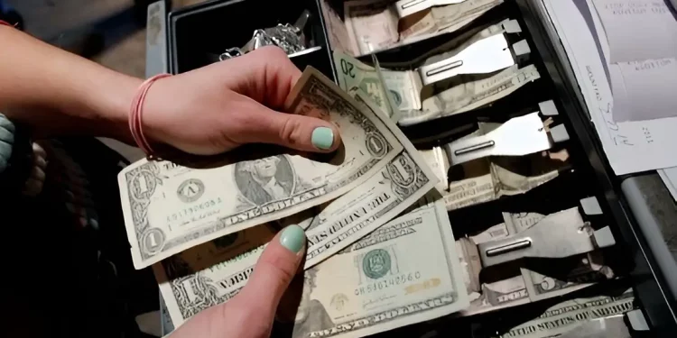 Rechazan senadores impuesto de 5% a remesas de migrantes en EEUU