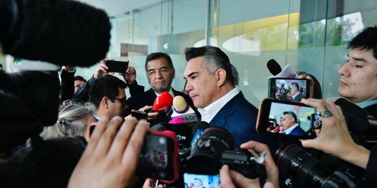 Alejandro Moreno impulsa reforma para enseñar inteligencia artificial en educación básica y media superior