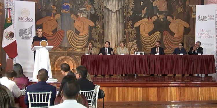 En el Día del Maestro, Sheinbaum anuncia incremento salarial de 9% y mejoras para el magisterio nacional