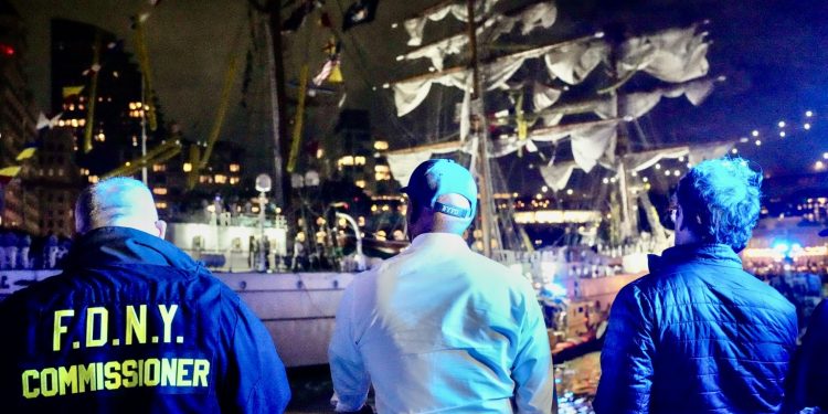 Alcalde de Nueva York, Eric Adams, informa de 2 muertos tras choque de Buque Cuauhtémoc contra puente de Brooklyn