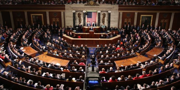 Avanza plan fiscal de Trump con impuesto a remesas