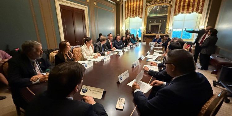Senadores mexicanos dialogan en Washington con el Caucus Hispano sobre impuesto a remesas
