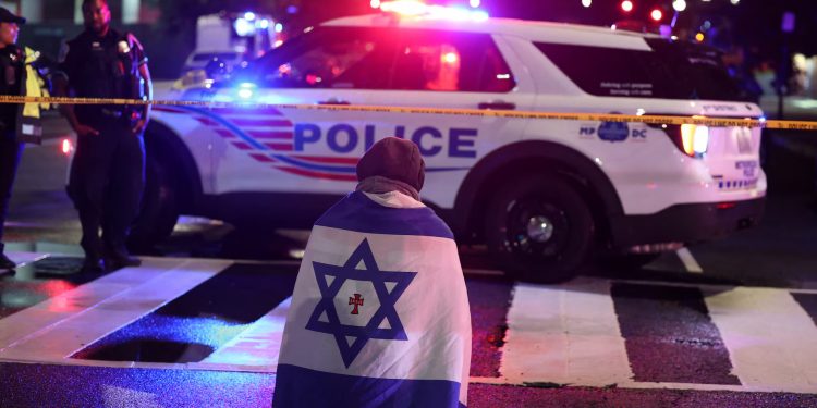 Dos miembros del personal de la embajada israelí mueren en un tiroteo en Washington, sospechoso detenido