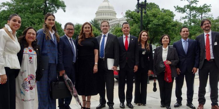 Moctezuma celebra reducción del impuesto a remesas en EEUU