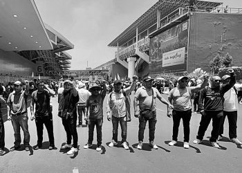 Protesta de la CNTE colapsa accesos al AICM; SSC implementa operativo