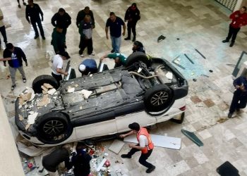 Conductora grave tras caída de camioneta desde tercer piso en Plaza Lilas
