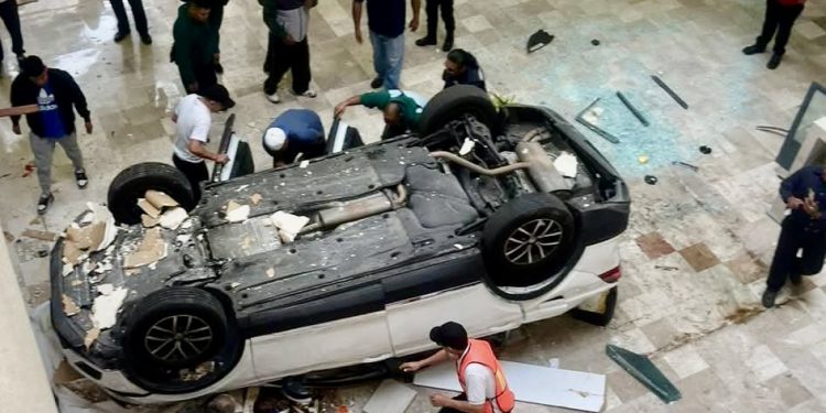 Conductora grave tras caída de camioneta desde tercer piso en Plaza Lilas