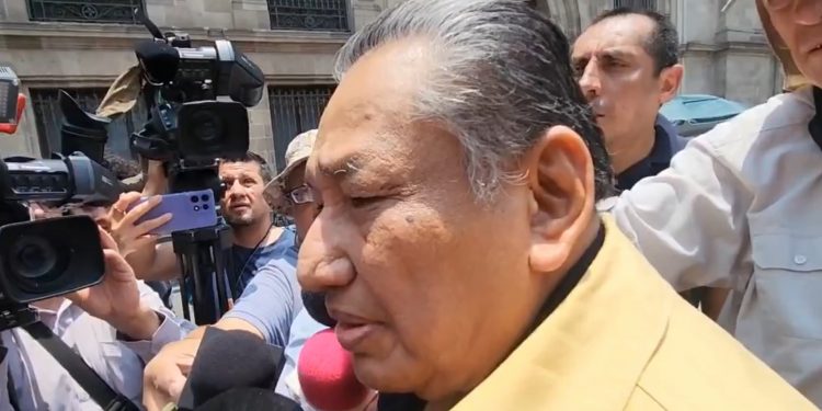 Fiscal del caso Ayotzinapa admite que buscan cadáveres de los 43 normalistas; familiares piden su renuncia