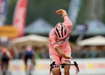 Sheinbaum envía porras y “buenas vibras” a Isaac del Toro, líder del Giro de Italia