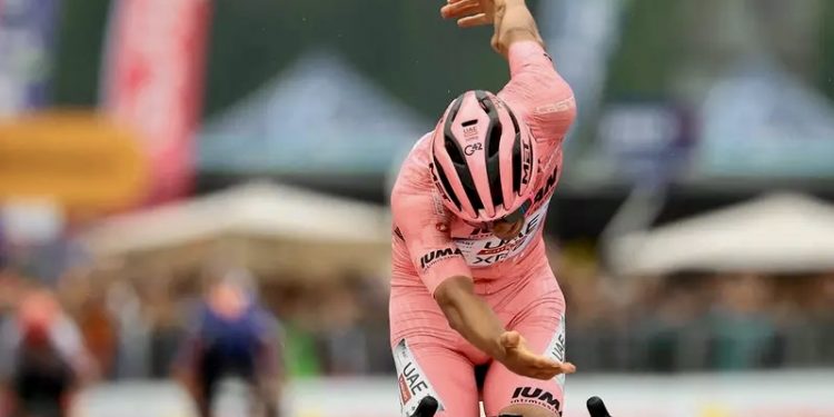 Sheinbaum envía porras y “buenas vibras” a Isaac del Toro, líder del Giro de Italia