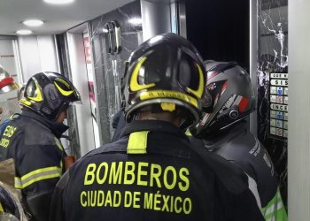 Rescatan a 12 personas atrapadas en elevador de la Torre Latinoamericana