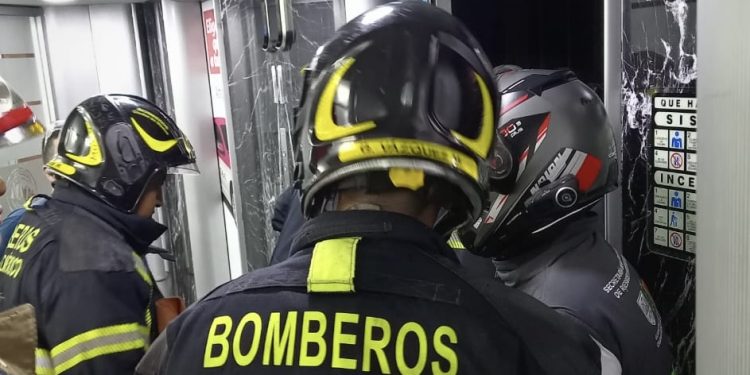 Rescatan a 12 personas atrapadas en elevador de la Torre Latinoamericana