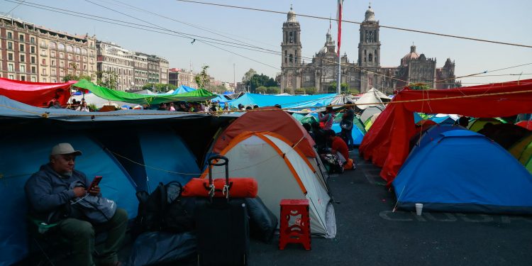 CNTE pospone Asamblea Nacional; decidirá este domingo si levanta plantón en el Zócalo