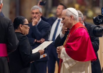 Rosa Icela Rodríguez entrega carta de Sheinbaum al Papa León XIV en el Vaticano