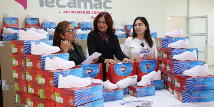 Entregan en Tecámac 50 mil pares de tenis escolares como parte del programa “Pasos del Bicentenario”