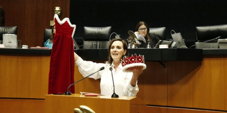 Lilly Téllez acusa a Noroña de tirano y le deja “capita, coronita y cetrito”