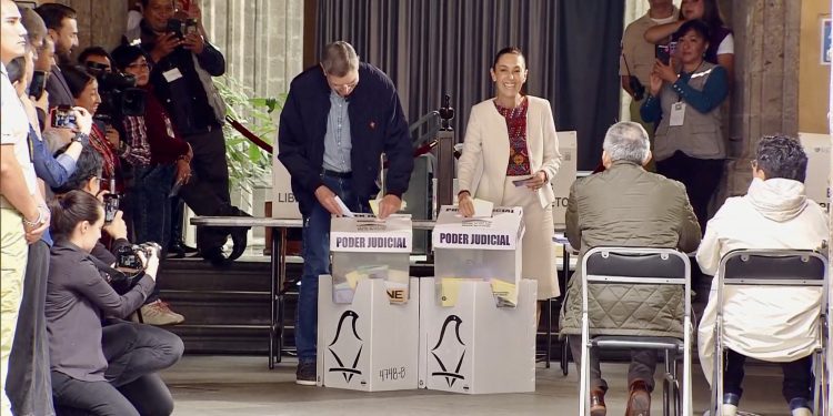 “¡Viva la democracia!”: Sheinbaum vota en inédita jornada judicial