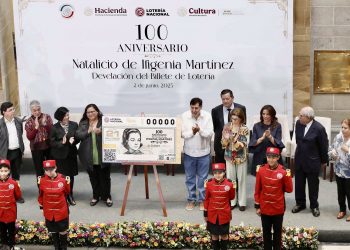 Develan billete de lotería en honor al centenario del nacimiento de Ifigenia Martínez