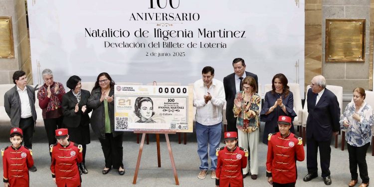 Develan billete de lotería en honor al centenario del nacimiento de Ifigenia Martínez