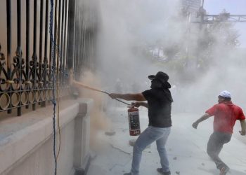 Irrumpe CETEG en reunión entre CNTE y Segob; lanza petardos y causa daños en el inmueble