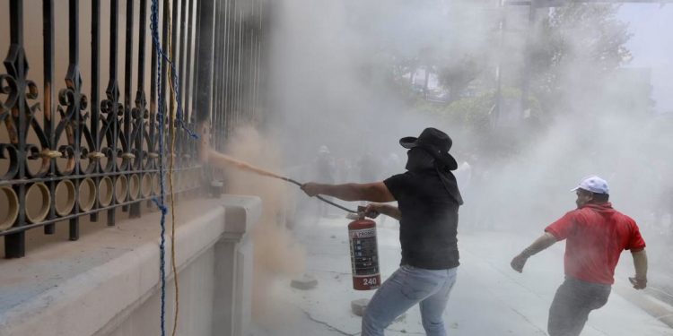 Irrumpe CETEG en reunión entre CNTE y Segob; lanza petardos y causa daños en el inmueble