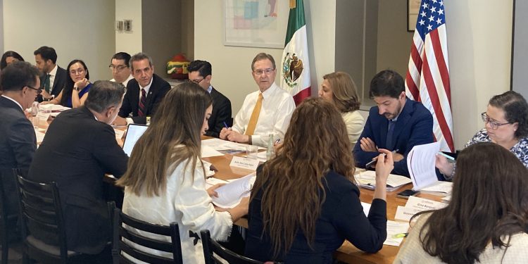 Senadores y embajador Moctezuma se movilizan contra impuesto a remesas