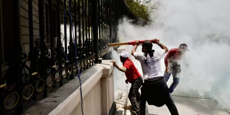 Sheinbaum condena irrupción violenta en Gobernación y llama a deslinde de la CNTE