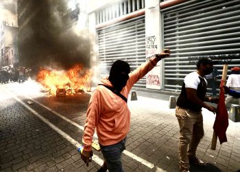 CETEG irrumpe en oficinas del SNTE y prende fuego a mobiliario