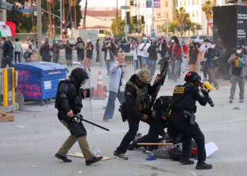 Violencia en redada del ICE en Paramount: heridos, gases y confrontación con la comunidad latina