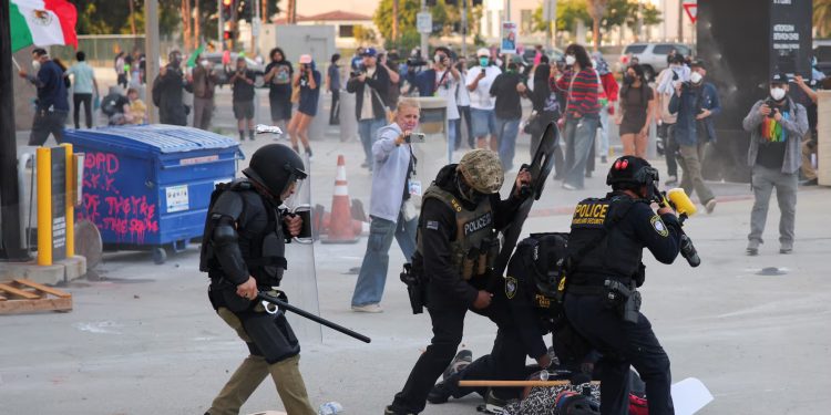 Violencia en redada del ICE en Paramount: heridos, gases y confrontación con la comunidad latina