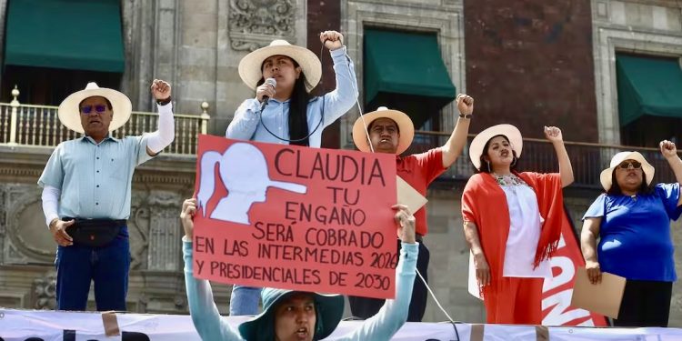 “Nos vamos, pero regresaremos con más fuerza”: CNTE retira plantón del Zócalo