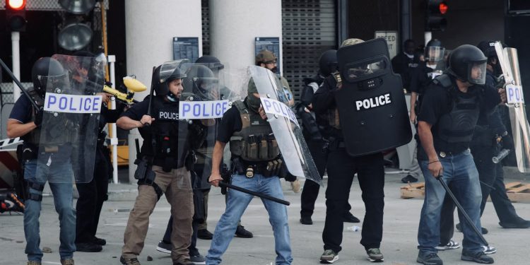 SRE exige respeto a derechos de mexicanos tras redadas del ICE