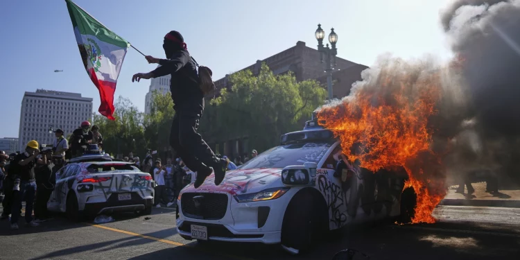 Protestas en Los Ángeles aumentan tras despliegue de la Guardia Nacional por orden de Trump