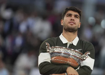 Alcaraz hace historia en Roland Garros tras una épica remontada ante Sinner