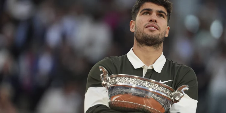 Alcaraz hace historia en Roland Garros tras una épica remontada ante Sinner