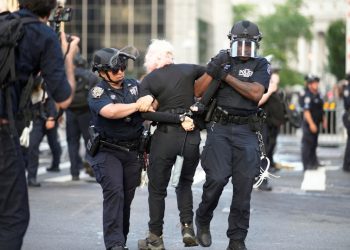 Declaran toque de queda en Los Ángeles tras intensas protestas; Trump despliega militares pese a oposición estatal