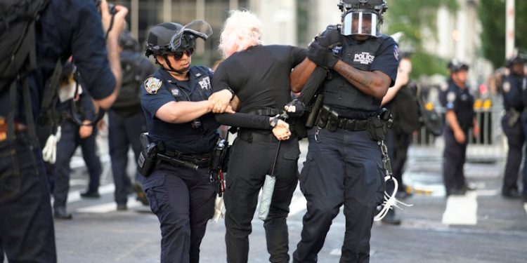 Declaran toque de queda en Los Ángeles tras intensas protestas; Trump despliega militares pese a oposición estatal